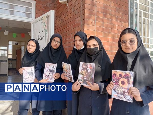 تقدیر از دانش آموزان منتخب هفته بهداشت روان در دبیرستان مادرمهربان خلیل آباد