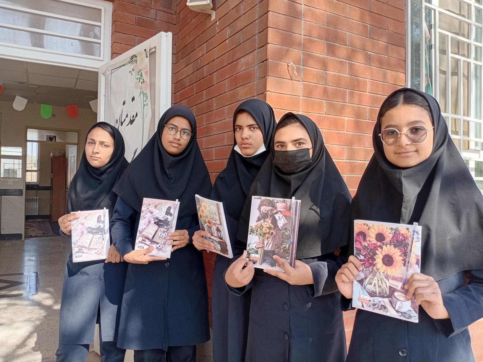 تقدیر از دانش آموزان منتخب هفته بهداشت روان در دبیرستان مادرمهربان خلیل آباد