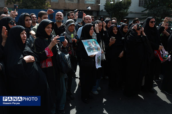 موکب «عشاق‌الحسین» سازمان دانش آموزی در راهپیمایی خانوادگی جاماندگان اربعین حسینی - تهران/ 2