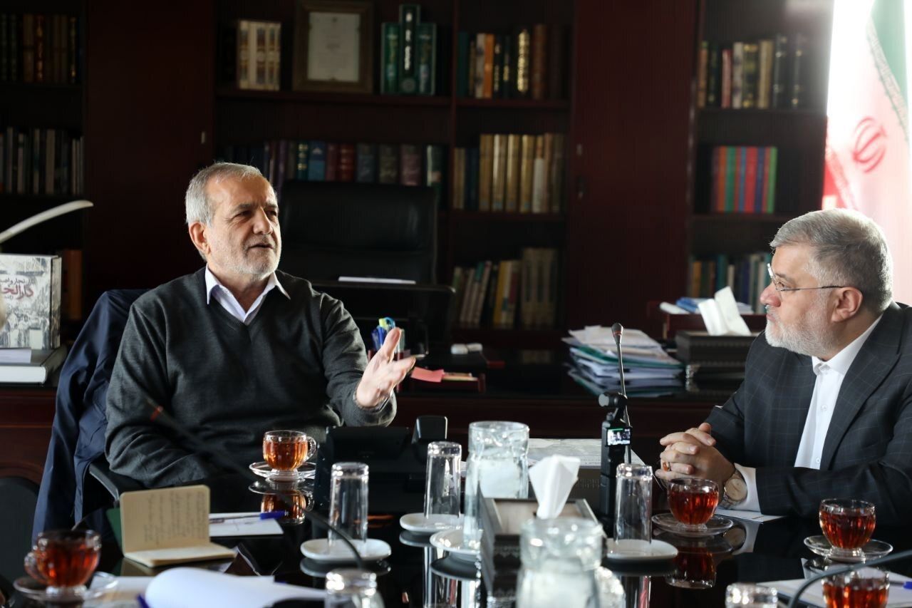 پزشکیان به استانداری تهران رفت/ تأکید بر توسعه شبکه ریلی استان تهران