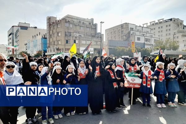 راهپیمایی روز دانش‌آموزان در ناحیه 6 مشهد 