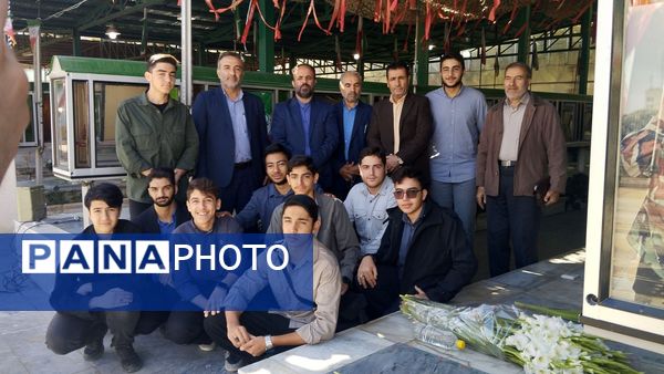 مراسم غبارروبی و عطرافشانی مزار شهدای 400 دستگاه ناحیه 3 کرج در هفته دفاع مقدس