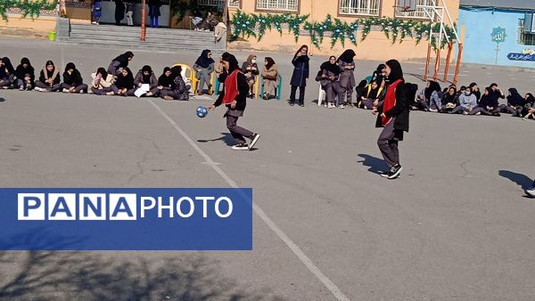 مسابقه هندبال به‌مناسبت دهه فجر در دبیرستان صدیقه 2 