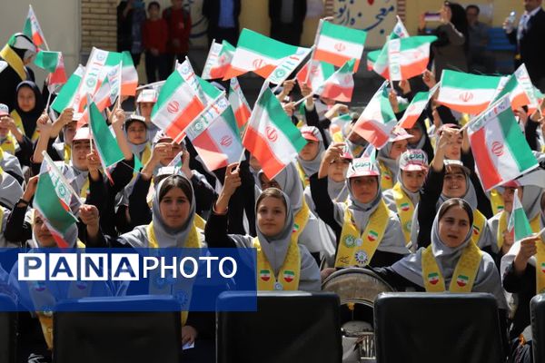 جشن عاطفه‌ها در دبیرستان ۱۳ آبان تبریز
