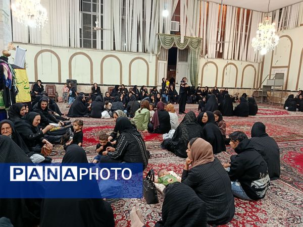 حضور کودکان در مراسم شب ششم محرم در حسینیه حیدری شهرستان کاشمر 