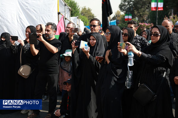 موکب «عشاق‌الحسین» سازمان دانش آموزی در راهپیمایی خانوادگی جاماندگان اربعین حسینی - تهران