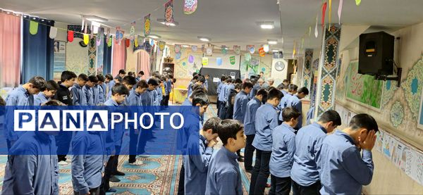 نمازجماعت پایه هشتم مدرسه زمانی با حضور مدیر آموزش و پرورش منطقه ۱۹ 