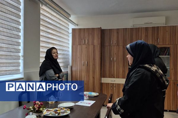  جلسات تمرین نمایش‌نامه‌خوانی در دبیرستان فرزانگان