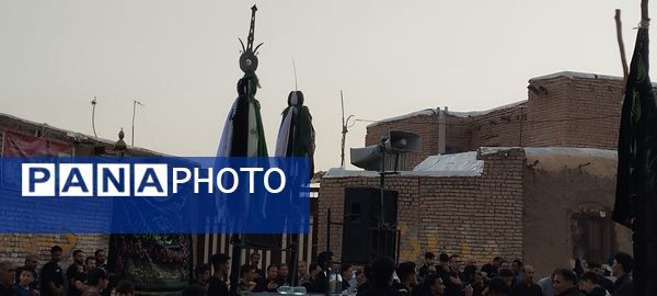 اجرای آیین حرکت دسته‌های عزاداری به‌مناسبت روزهای پایانی ماه صفر 