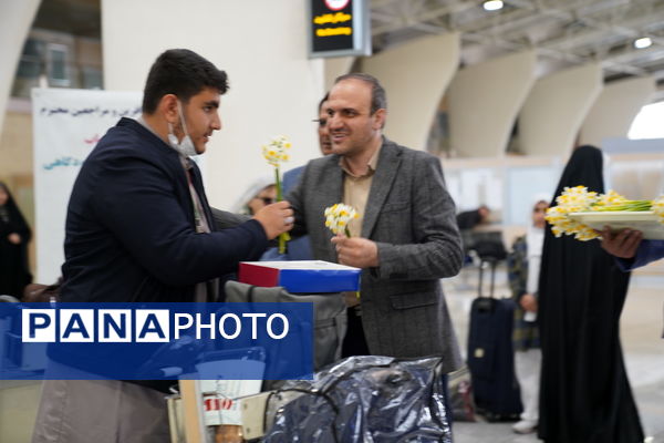 بازگشت دانش‌آموزان اعزامی به سفر عمره مفرده و استقبال خانواده ها در  فرودگاه بین المللی شهید بهشتی اصفهان 