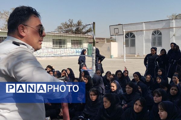 آموزش اصول اولیه آتش‌نشانی در مدرسه زکیه صباشهر