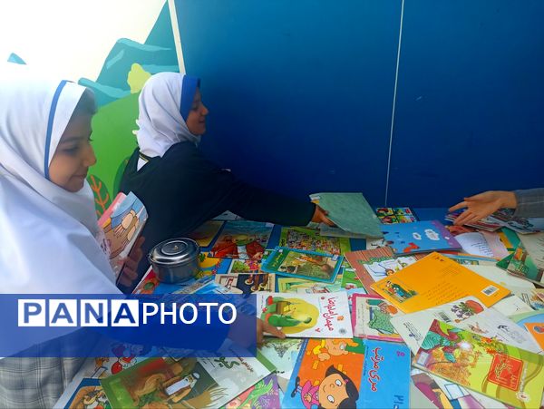 نمایشگاه کتاب به مناسبت هفته کتاب و کتابخوانی در دبستان کبری سرشته