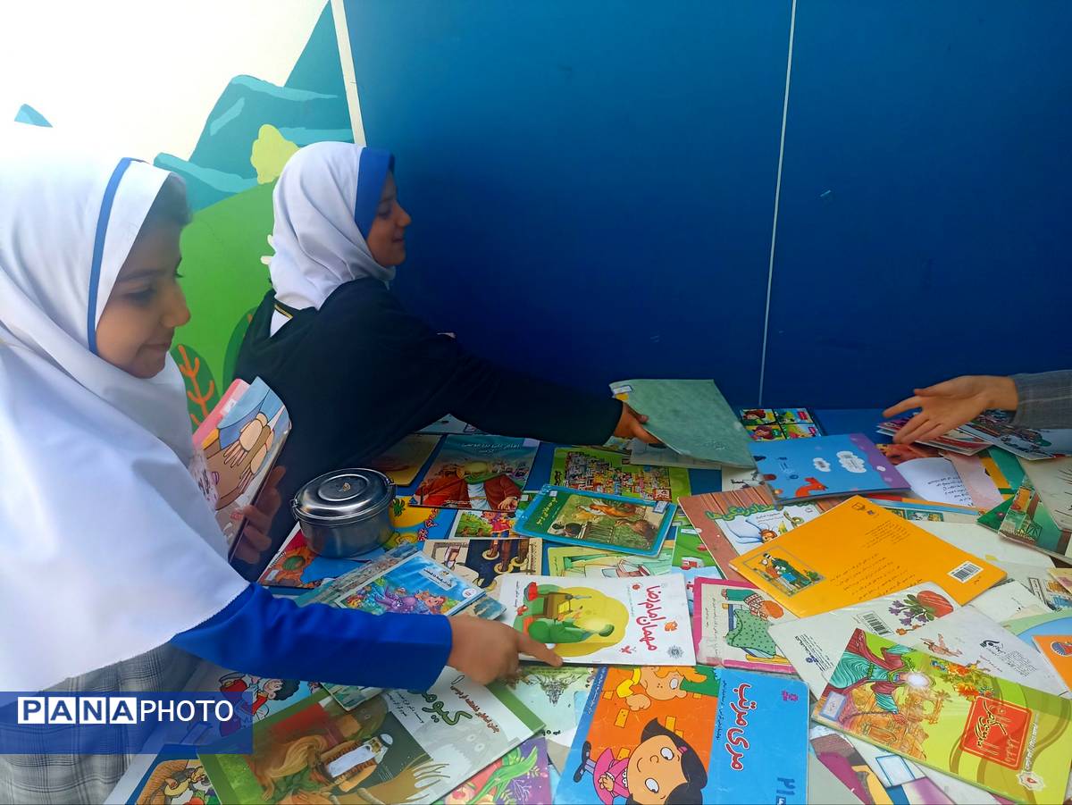 نمایشگاه کتاب به مناسبت هفته کتاب و کتابخوانی در دبستان کبری سرشته