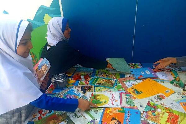 نمایشگاه کتاب به مناسبت هفته کتاب و کتابخوانی در دبستان کبری سرشته