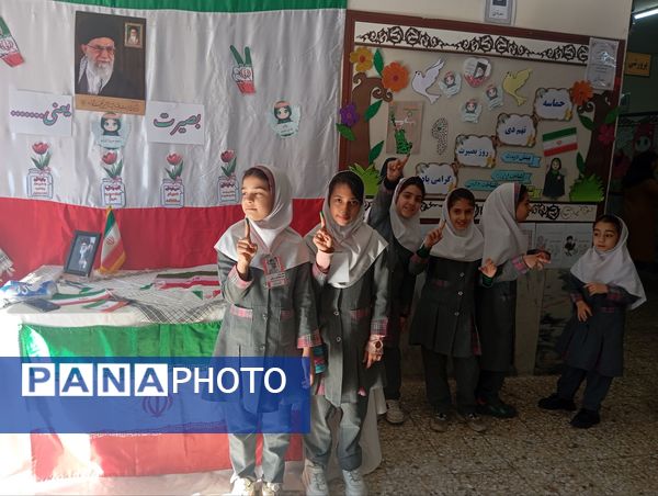 گرامیداشت حماسه ۹ دی ماه در دبستان دخترانه نرجس یک 