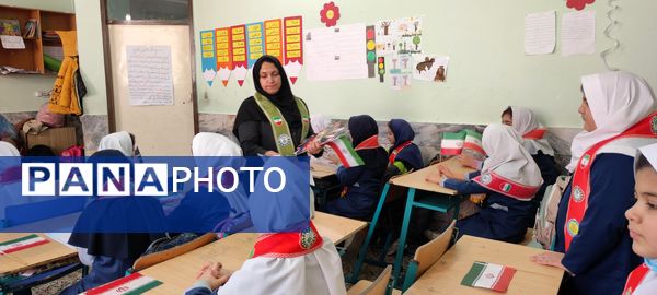 توزیع کتاب « از ایرانمان دفاع می کنیم » در بین دانش‌آموزان پیشتاز مدرسه شهید خاقانی شهرستان شیروان