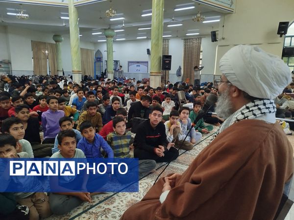 حضور امام جمعه شهرستان کاشمر در بین معتکفین دانش‌آموز در مسجد جامع شهرستان کاشمر 