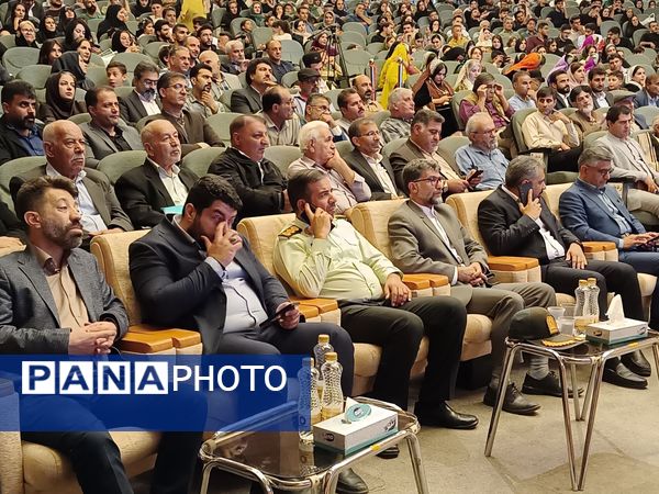 آیین بزرگداشت مردان نامدار با حضور چهره‌های فرهنگی و هنری در فرهنگسرای شهرکرد 