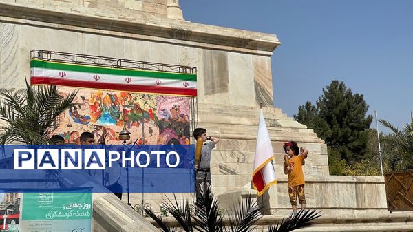 فرزندان ایران زمین در کنار آرامگاه حکیم‌ توس