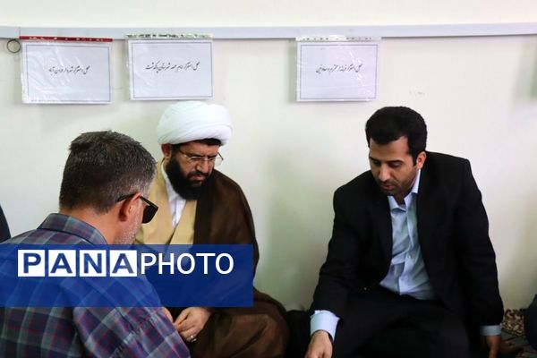 میز خدمت ویژه فرهنگیان در شهرستان پاکدشت به‌مناسبت گرامیداشت هفته معلم 