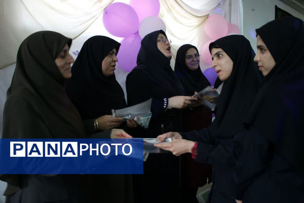 تقدیر از دانش آموزان برتر دبیرستان دخترانه سیداحمد فاتحی یک قم 