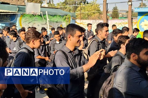 تجلیل دبیرستان شهید قمی از پدران مسئول در نیروی انتظامی و آتش‌نشانی