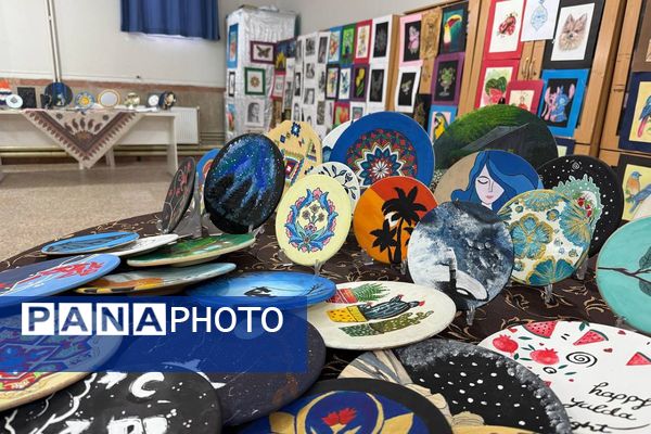 آیین افتتاحیه نمایشگاه هنری «ماها» در هنرستان شهید تاجیک بهارستان‌دو