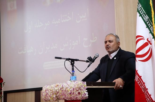 وظیفه تربیت و آموزش دانش‌آموزان برعهده مدیران و معلمین است