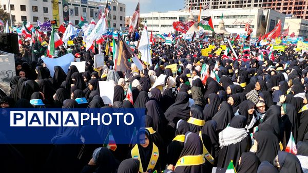 دانش‌آموزان پرچمداران استکبارستیزی در ۱۳ آبان