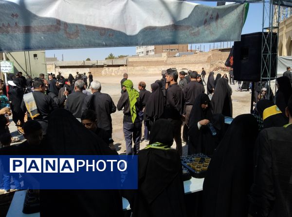 برپایی موکب سازمان دانش‌آموزی و رادیو پانا خراسان جنوبی در مسیر پیاده‌روی جاماندگان اربعین 