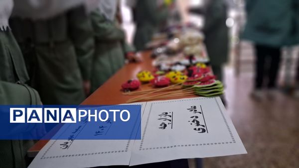 بازارچه مادر دختری با دست‌سازه‌های دانش‌آموزی 