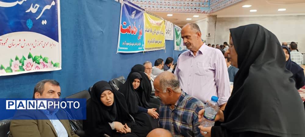 برپایی میز خدمت ادارات در مصلای نماز جمعه شهرستان محمودآباد