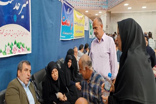 برپایی میز خدمت ادارات در مصلای نماز جمعه شهرستان محمودآباد