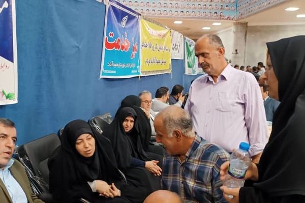 برپایی میز خدمت ادارات در مصلای نماز جمعه شهرستان محمودآباد