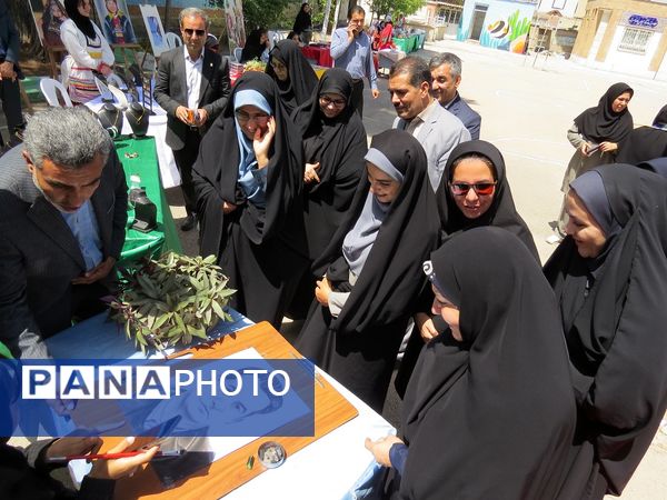 بازدید مشاور وزیر آموزش و پرورش در امور زنان از دست‌سازه‌های دانش‌آموزان دبیرستان 22 بجنورد