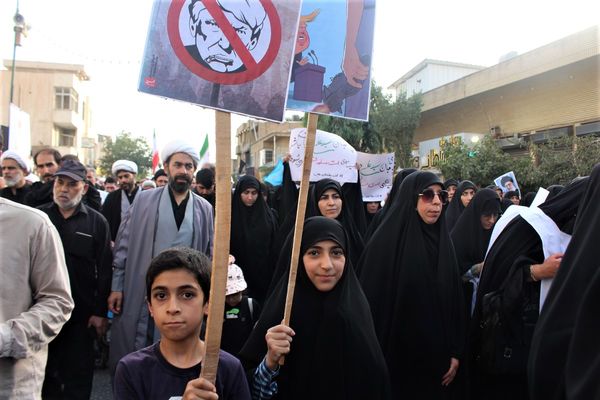 حماسه حضور نوجوانان کفن‌پوش قمی در راهپیمایی «عهد خون»
