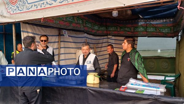 دانش‌آموزان با عشق در موکب امام حسین (ع) پذیرای زائران شدند