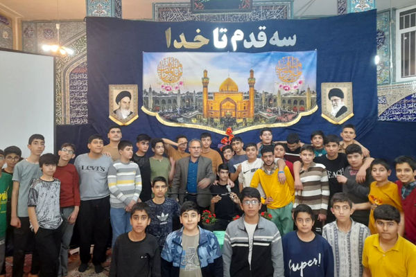 اعتکاف دانش‌آموزان دبیرستان شاهد شهید زرین کلاه شهرستان اقلید در مسجد امام حسین (ع)