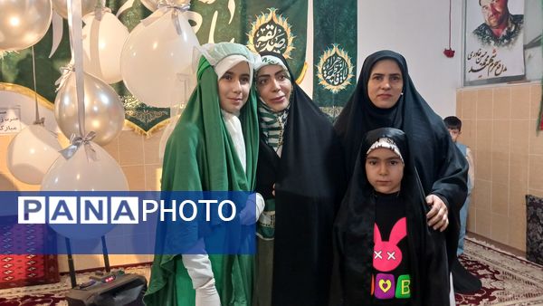 تقدیر دانش‌آموزان فعال فرهنگی‌هنری از مادرانشان با همکاری مربی در محمدشهر کرج