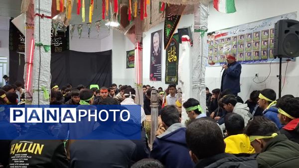 استقبال دانش‌آموزان دبیرستان هفده شهریور از پیکر مطهر شهید گمنام