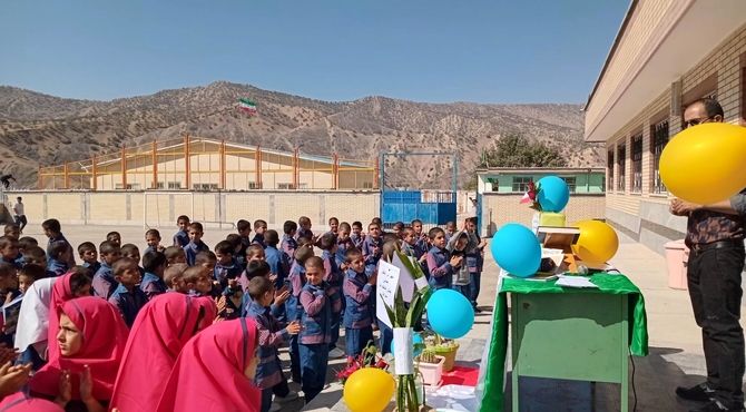 جشن عاطفه‌ها در مدرسه شهید محمد منتظری برگزار شد 