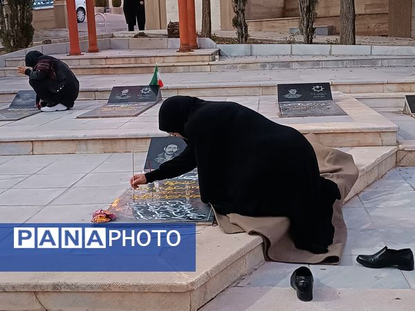 دختران شاهد فاطمه‌زهرا(س) در گلزار شهدا، قبور مطهر را به رنگ عشق آراستند