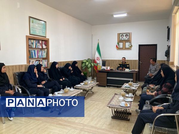 بازدید دانش‌آموزان دبیرستان سمیه از کلانتری ۱۱ بجنورد به مناسبت هفته نیروی انتظامی 