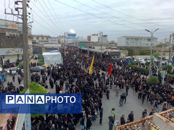 دسته‌روی عاشقان امام حسین (ع) در روز عاشورا 