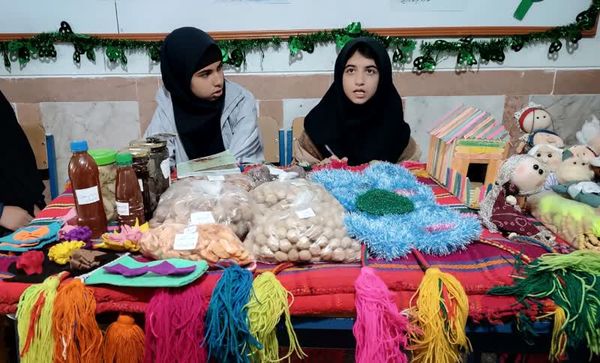 برپایی بازارچه کسب و کار دانش‌آموزی مدرسه الزهرا مارگون