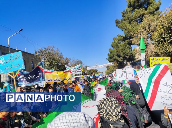 حضور پرشور دانش‌آموزان در راهپیمایی روز ۱۳ آبان