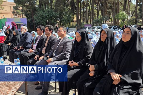 جشن عاطفه‌ها؛ لبریز از مهربانی در دبستان دخترانه قدر بهارستان ۲