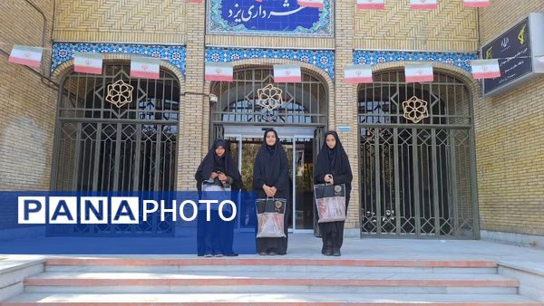 نشست صمیمی با حضور مسئولان و دانشآموزان زینب نام در یزد