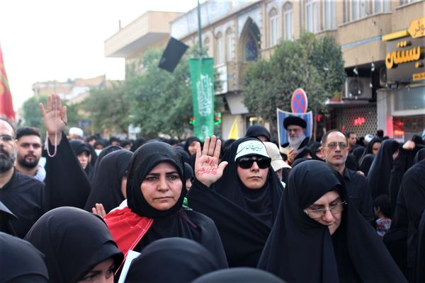 حماسه حضور نوجوانان کفن‌پوش قمی در راهپیمایی «عهد خون»