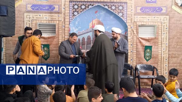 بازدید مسئولان منطقه ۱۰ از دانش‌آموزان معتکف